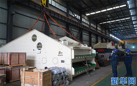 新華社記者報(bào)道: 南昌礦機(jī)復(fù)產(chǎn)復(fù)工，大型礦山機(jī)械設(shè)備發(fā)往東歐